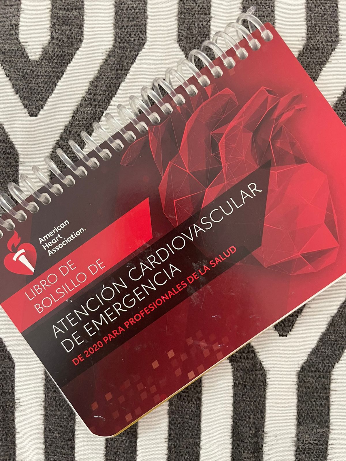 Libro de bolsillo de atención cardiovascular de emergencia