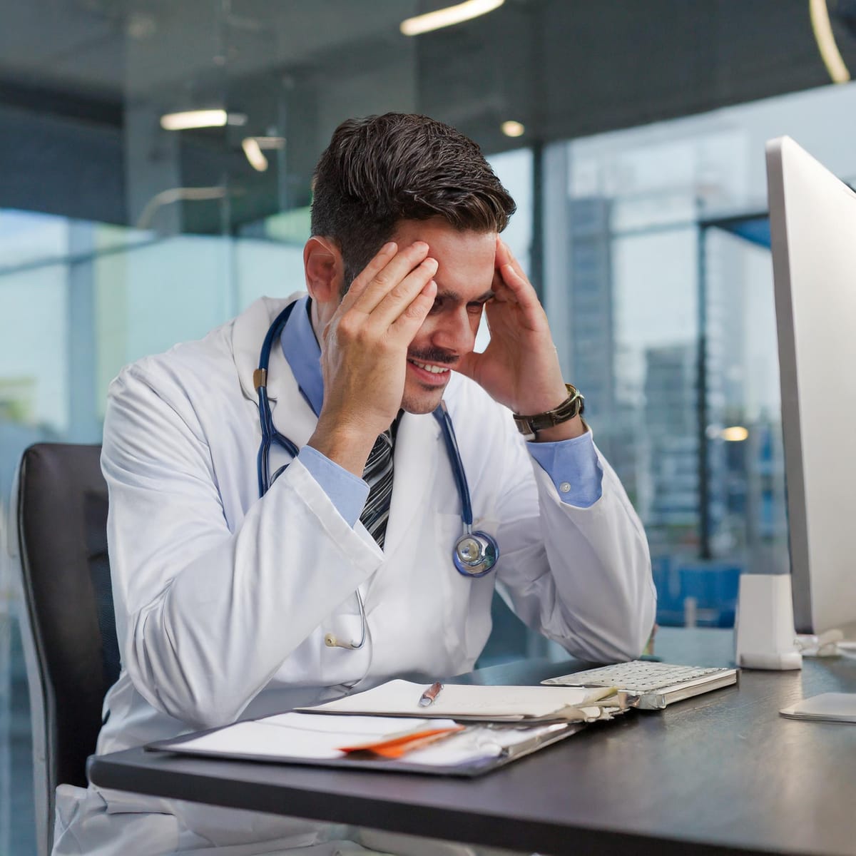 Navegando la tormenta: El impacto de los errores médicos en la salud mental de los profesionales de la salud